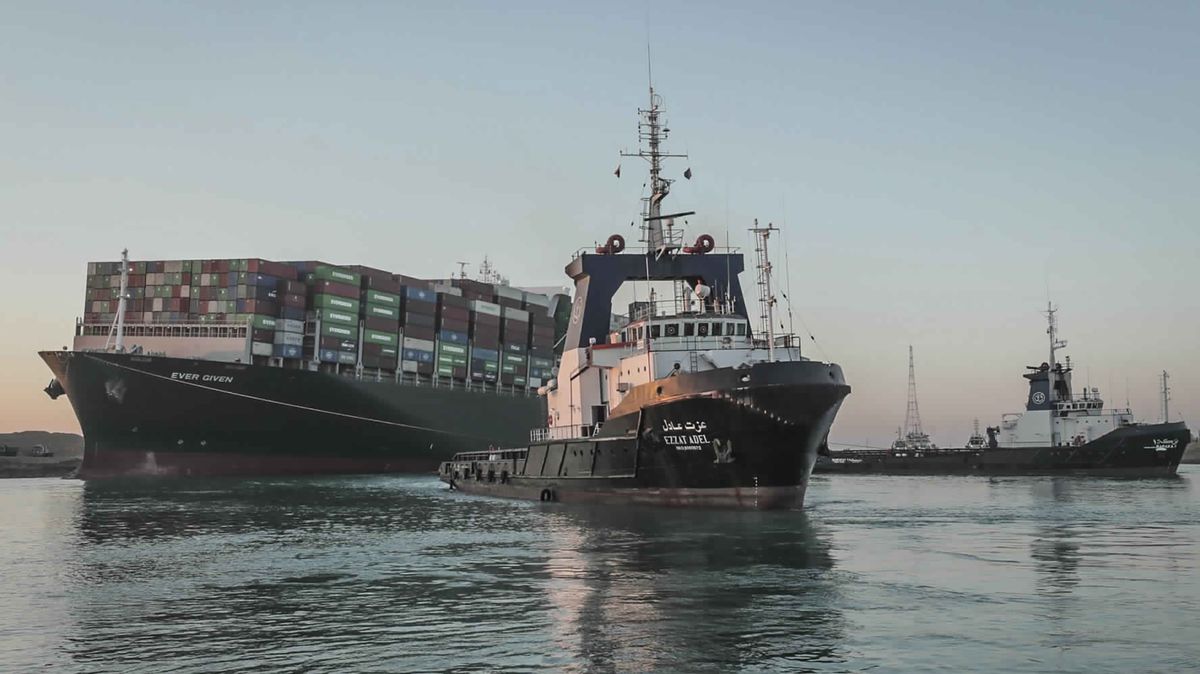 Uvázlá loď odplouvá, v Suezském průplavu se obnovuje doprava